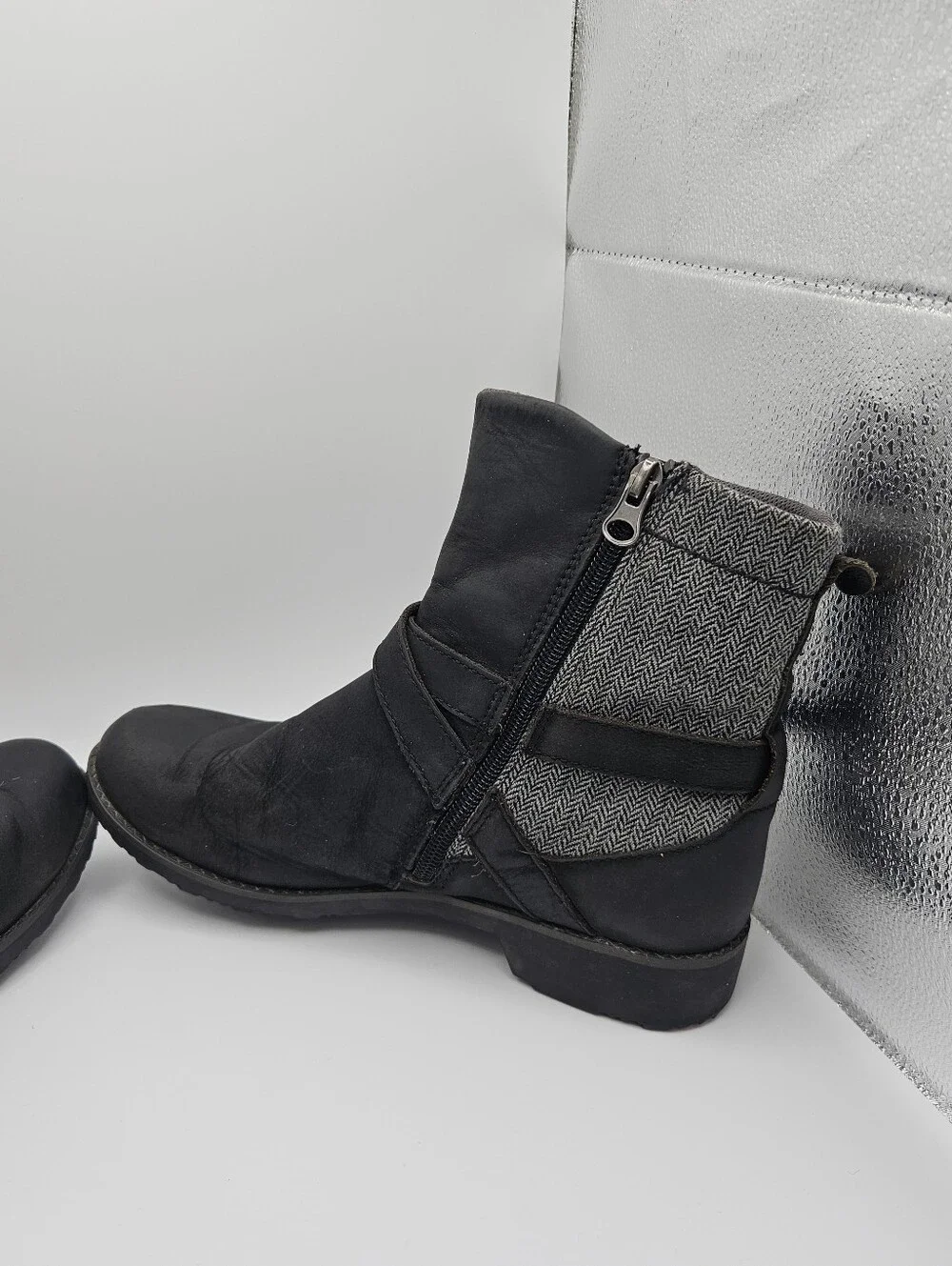 Eddie Bauer Covey 2.0 black and gray herringbone boots size 7